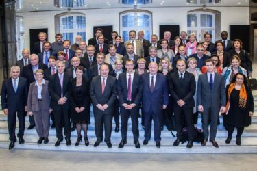 Photographie de groupe du Conseil syndical du SYCTOM à l'Hotel de Ville de Paris delicatessen, studio, photo, paris, 11, portrait, corporate, groupe