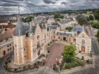 Photographie aérienne par drone de l'Hotel de Ville d'Etampes delicatessenstudio-paris-JF_Humbert-drone-tourisme-etampes-mairie-2